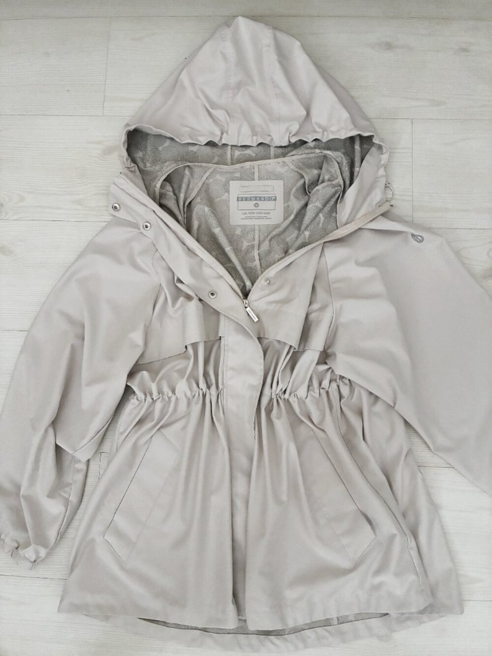 Bernardo Hooded Drawstring Rain Jacket Windbreaker Beige Stone L/XL